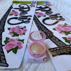 Estate highlight powder with two Paris wall decal